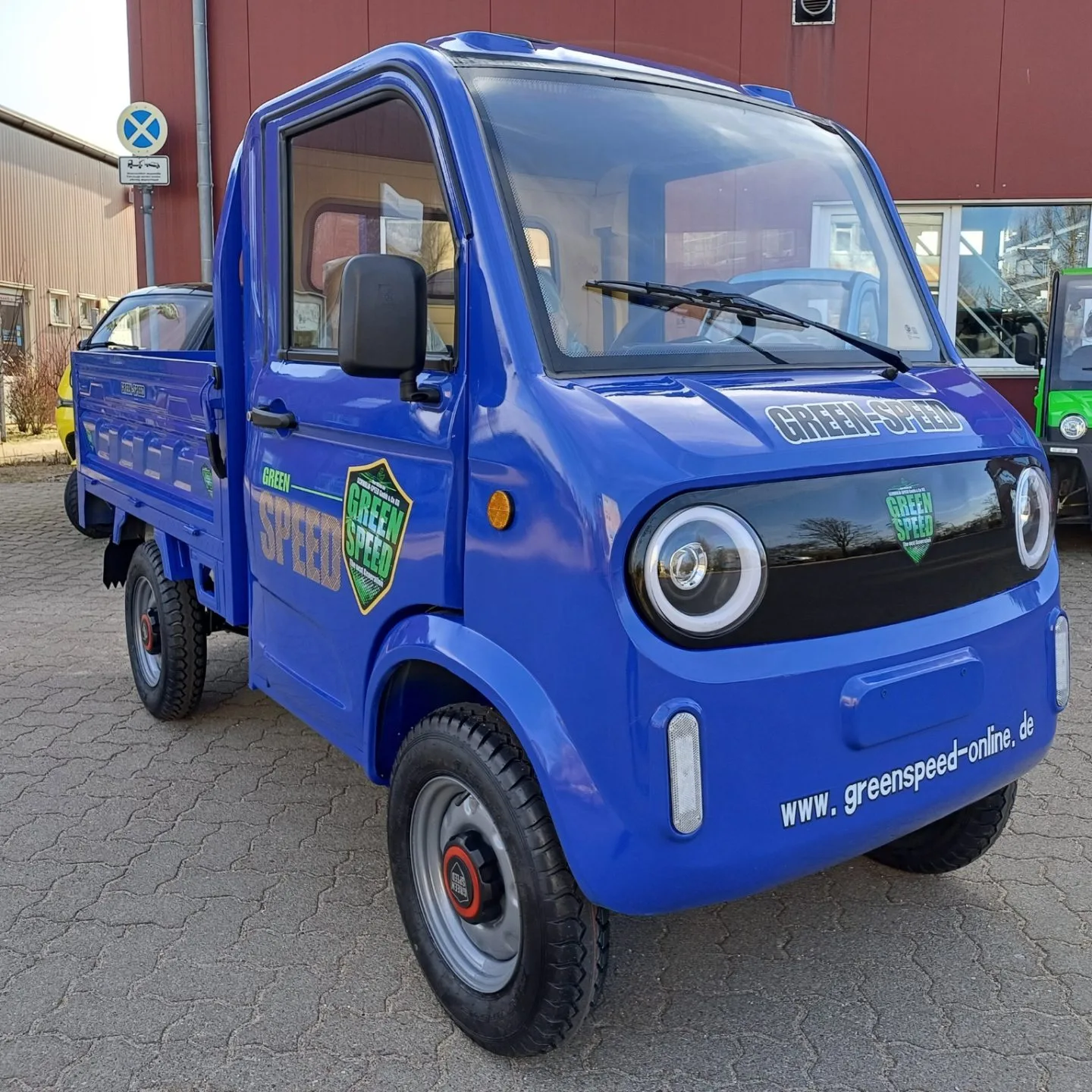 home_hero_01_cargo_blau.jpg